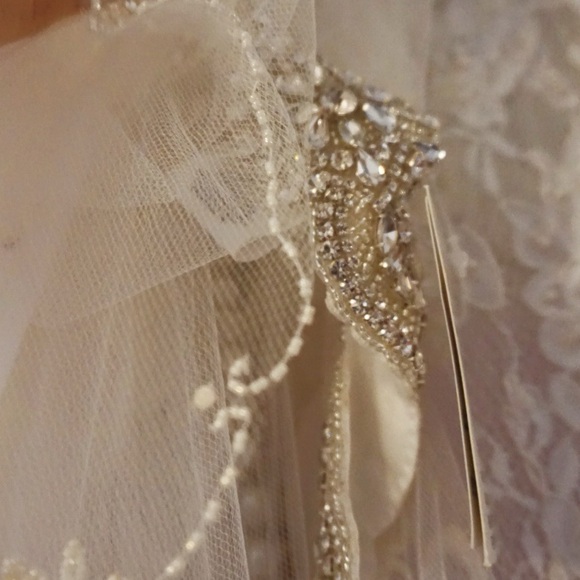 Elegant Beaded Lace Wedding Dress NWT - Picture 5 of 6